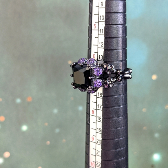 Skull and Crossbones Statement Ring Size 7 - Picture 8 of 11